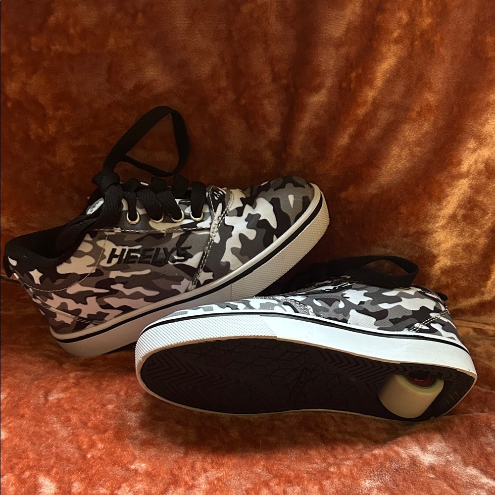 EUC Heelys size Youth 1 - Black and White Camo